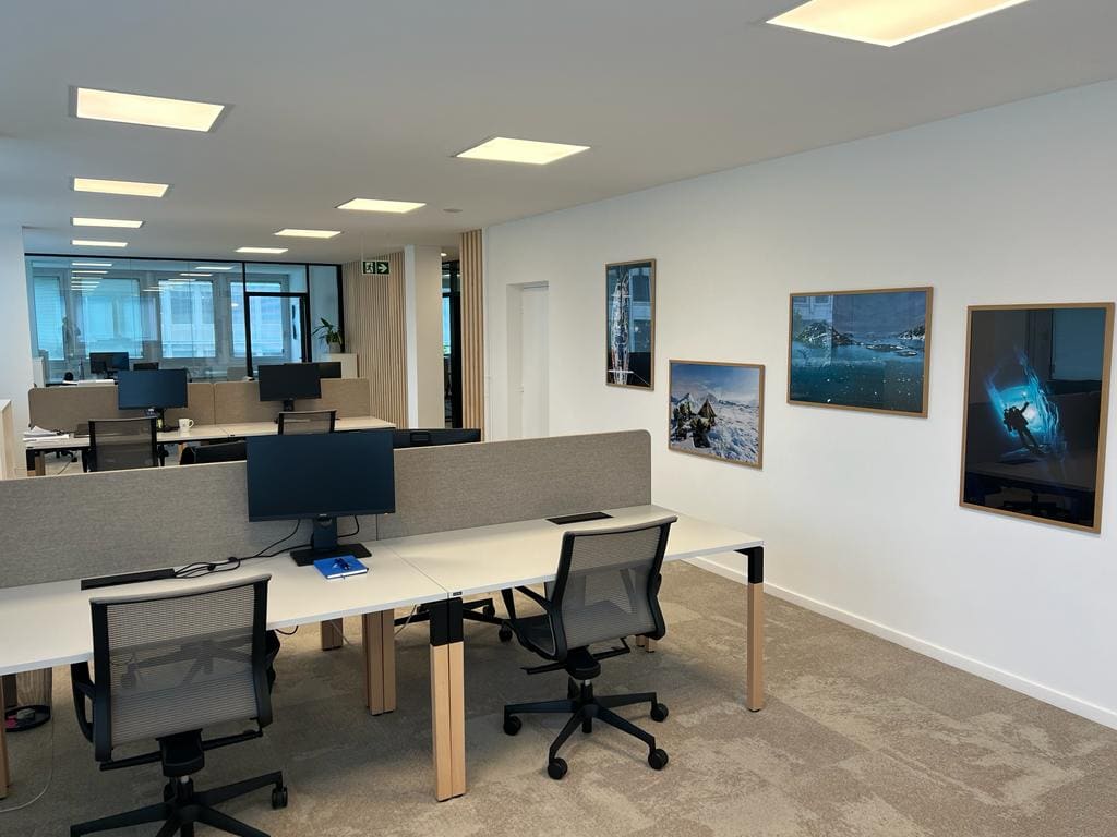 Open space aménagé avec postes de travail, photos marines encadrées et lames de bois — Bd Helvétique, Genève