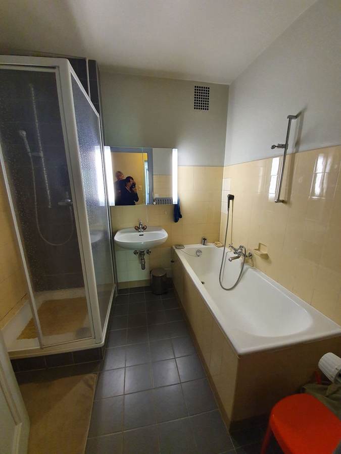 Salle de bain existante — douche et baignoire séparées, carrelage beige