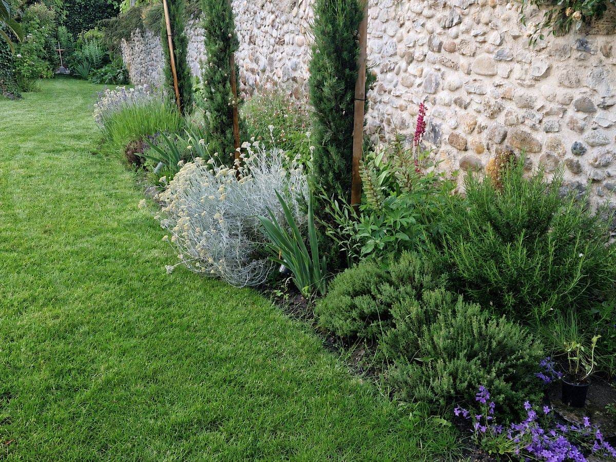 Massifs plantations — artemisia, romarin, cyprès toscans